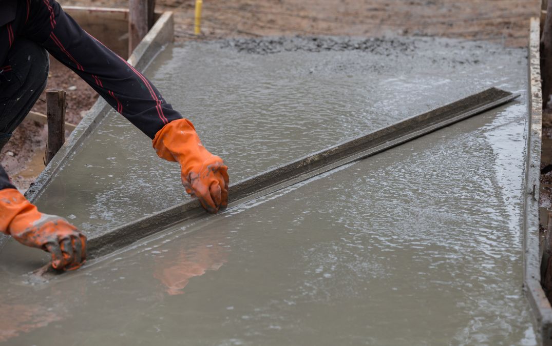A screed board being used on a screed mixture